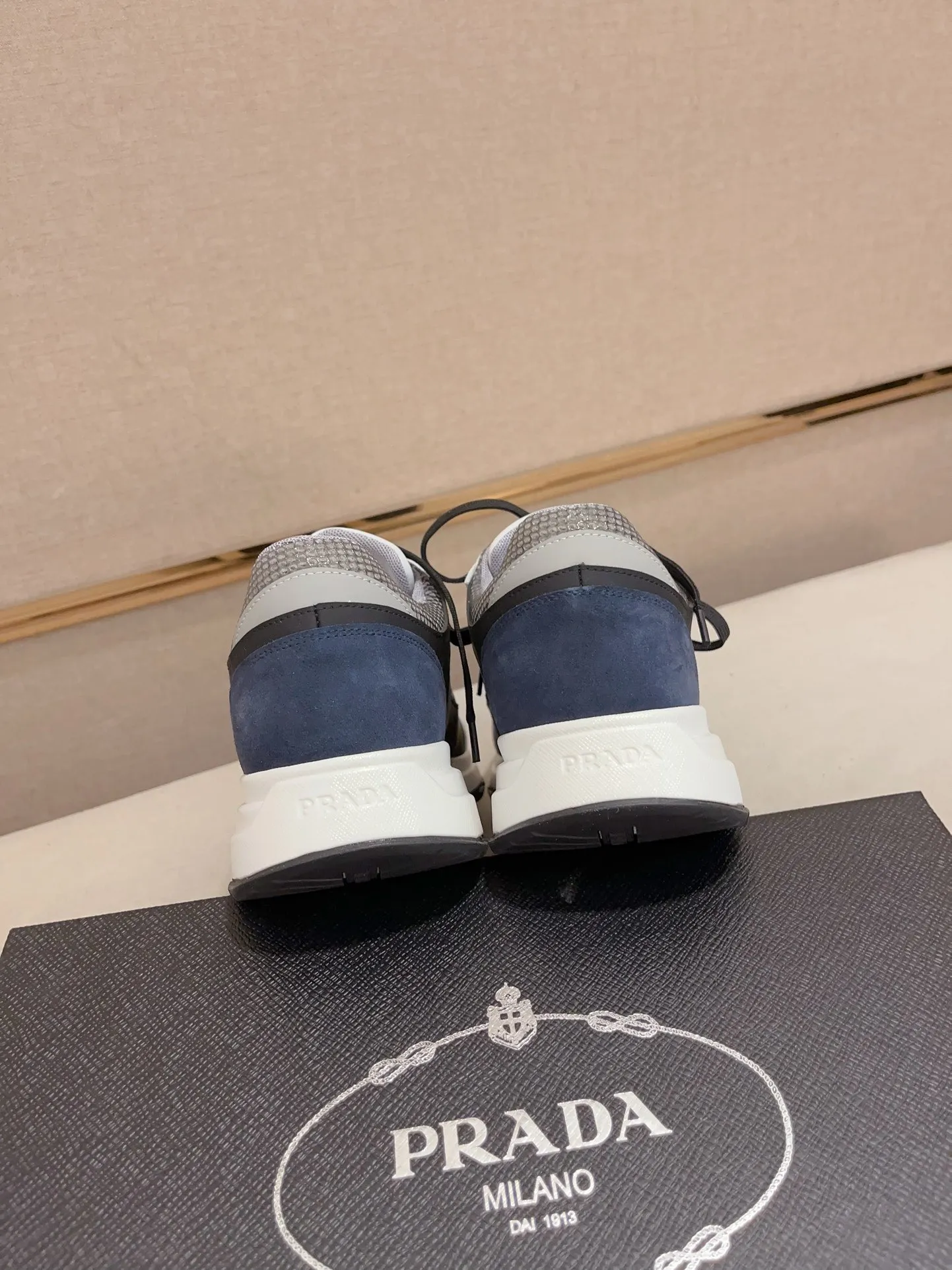 Men's shoes 💰 462💰🇮🇹🇮🇹PRADA (Prada) top 🔍🔍 new models are on sale at the same time at the counter, uppers 🇮🇹 Italian imported first-layer cowhide fabric Fully imported genuine leather lining 💪💪, completely 1⃣️ to 1⃣️ replica 🇮🇹💪💪, ⚠ sole: original sole provided by the original factory, exclusive movable molded foam outsole super comfortable, ⚠ original factory follow-up, 🔍🔍 high quality, you can go in and out of the counter at will, welcome to compare⚠. Code number: 38-44 (45.46 is custom-made and cannot be returned or exchanged)